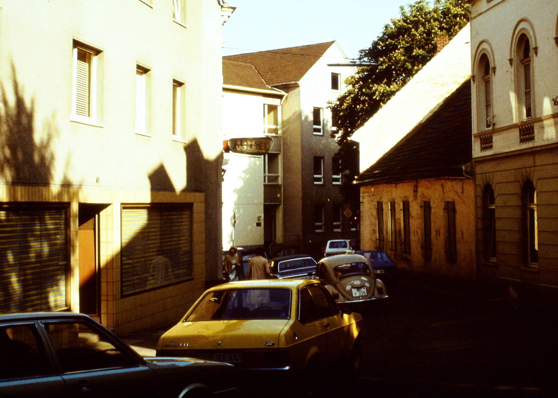 Straßenszene vor frühen Klärwerk-Ausstellungsräumen in Bonn