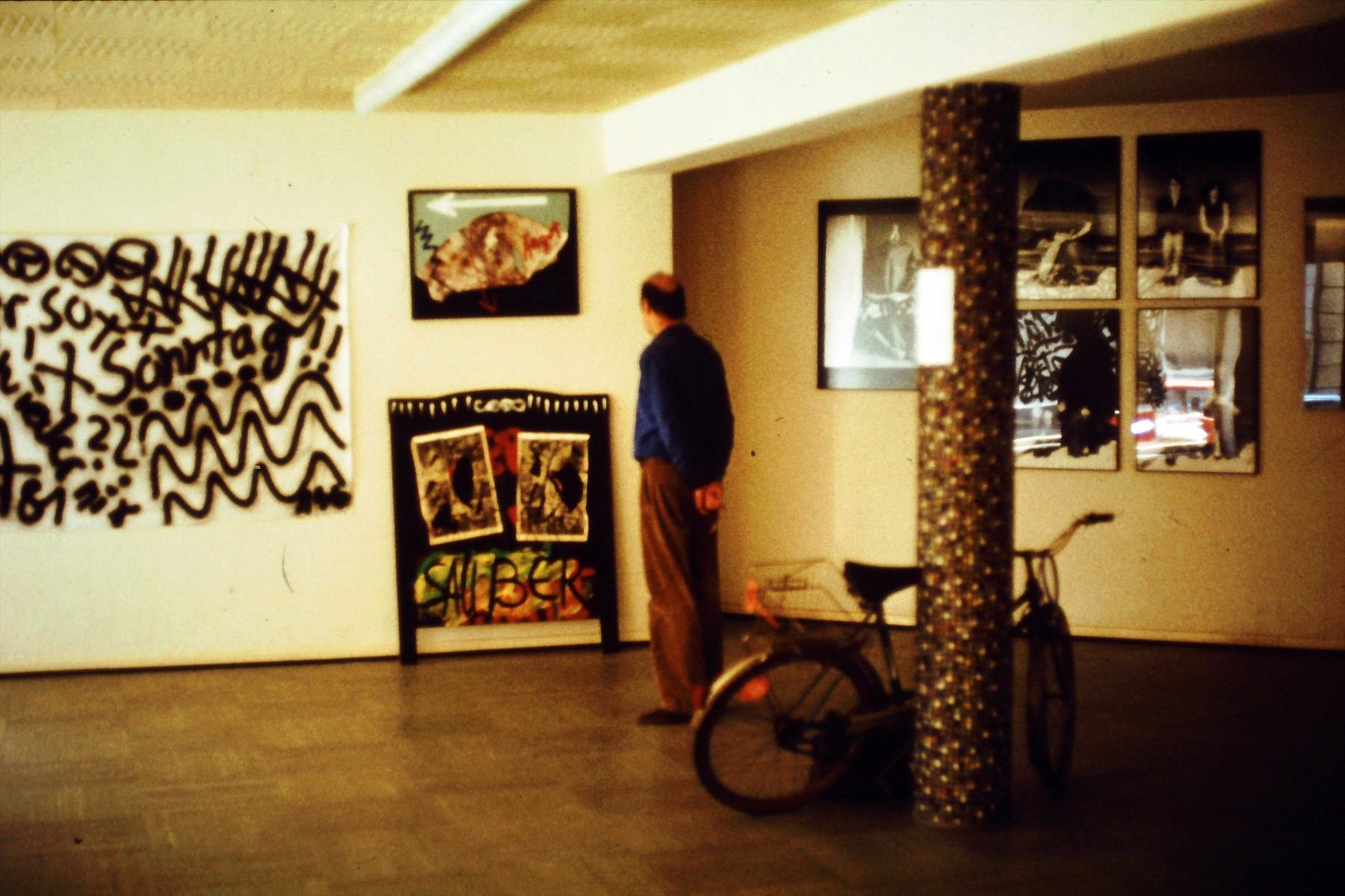 Besucher in einem frühen Klärwerk-Ausstellungsraum