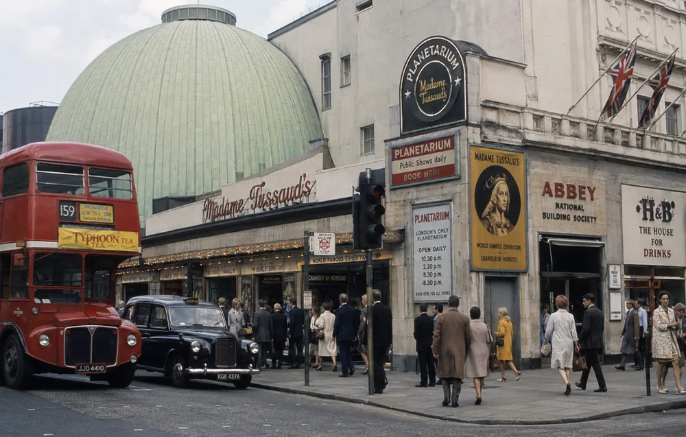 Imaginierte Londoner Straßenszene mit Bus und Kino