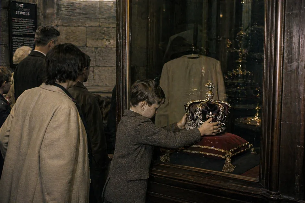 Imaginierte Szene an einem historischen Münzautomaten