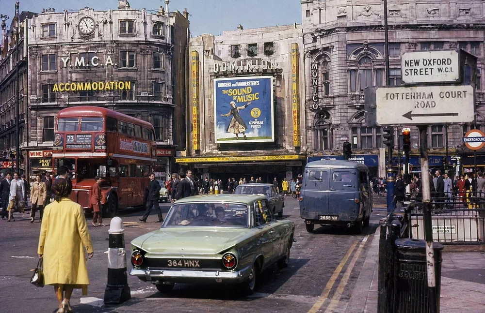 Imaginierte Londoner Straßenszene mit Bussen und Autos