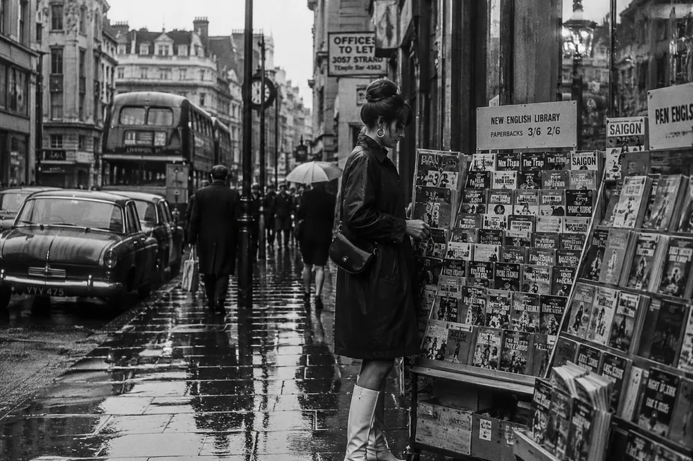 Imaginierte Londoner Straßenszene mit Zeitungsstand im Regen