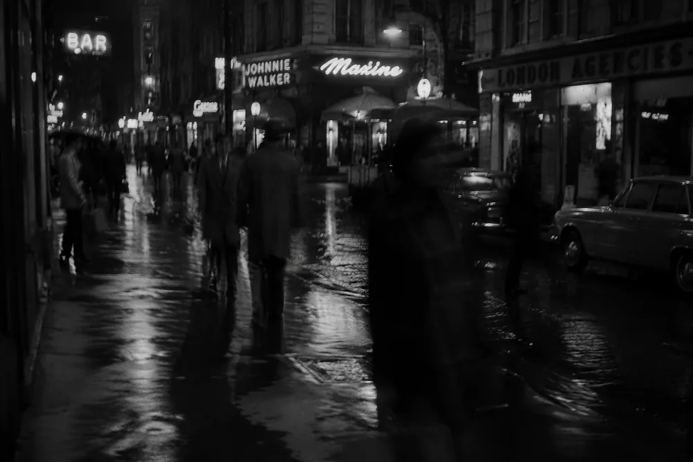 Imaginierte nächtliche Londoner Straßenszene im Regen