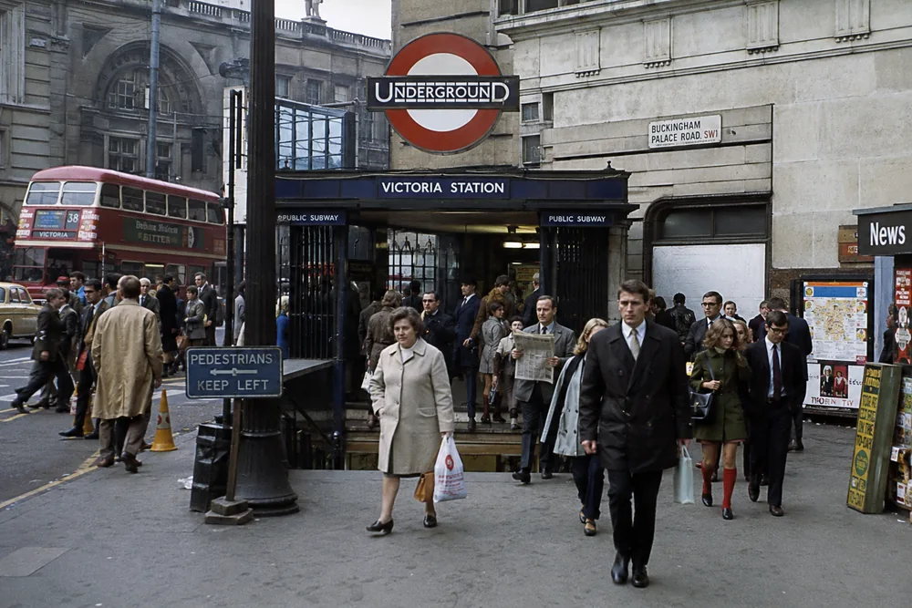 Imaginierte belebte Szene vor Victoria Station