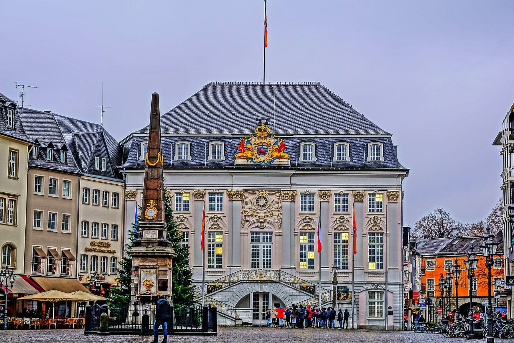Altes Bonner Rathaus und Marktbrunnen mit Passanten