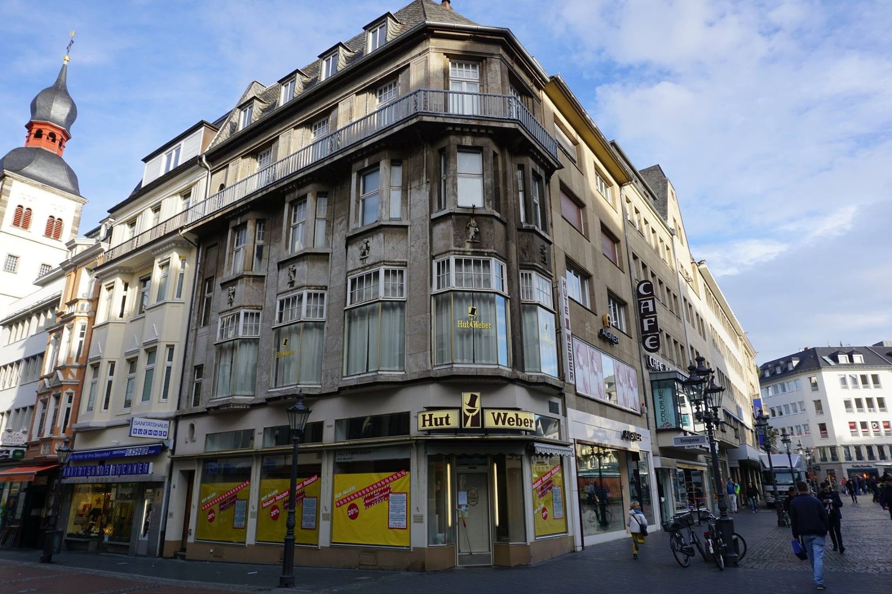 Eckhaus in der Bonngasse mit dem Geschäft Hut Weber und Kirchturm im Hintergrund