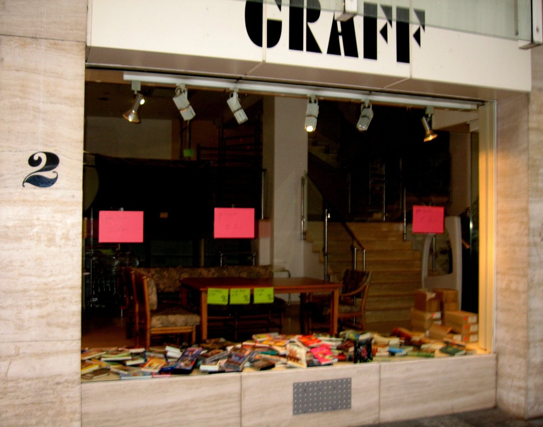 Bonner Geschäft Graeff während eines Ausverkaufs mit Büchern im Schaufenster