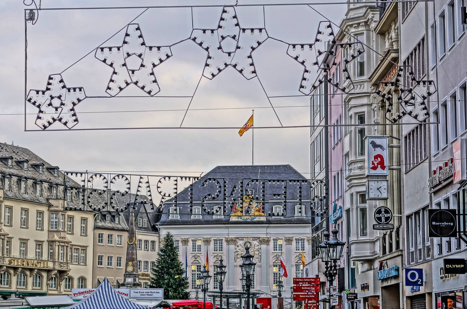 Bonner Marktstraße mit weihnachtlichem Lichterschmuck und Altem Rathaus