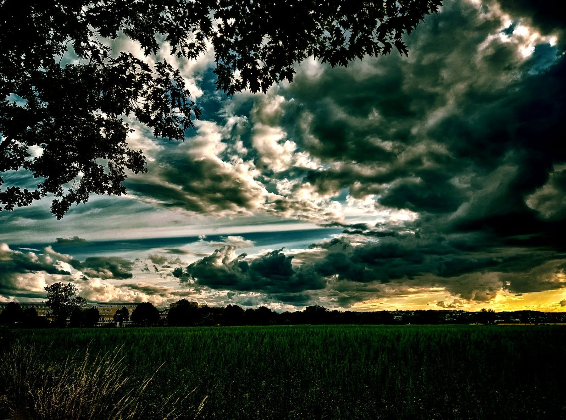 Meßdorfer Feld in Bonn unter dramatischen dunklen Wolken
