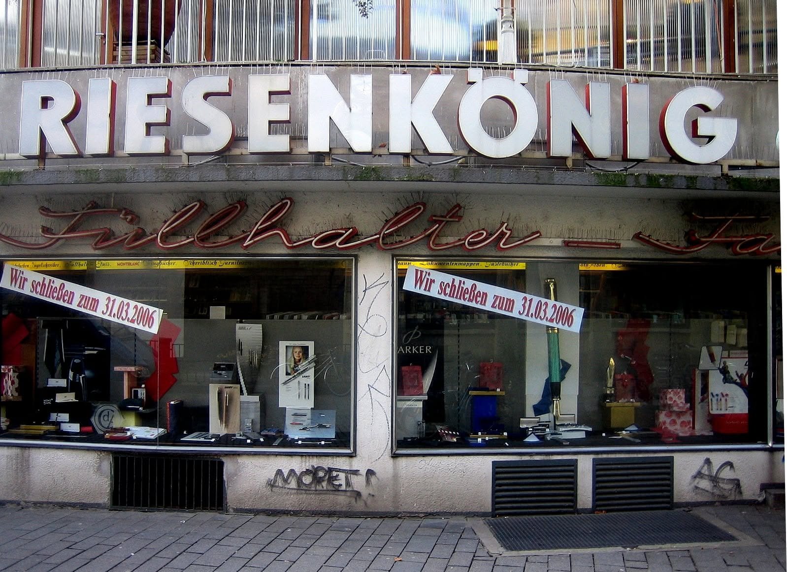 Bonner Schreibwarengeschäft Riesenkönig mit Hinweis auf die Schließung 2006