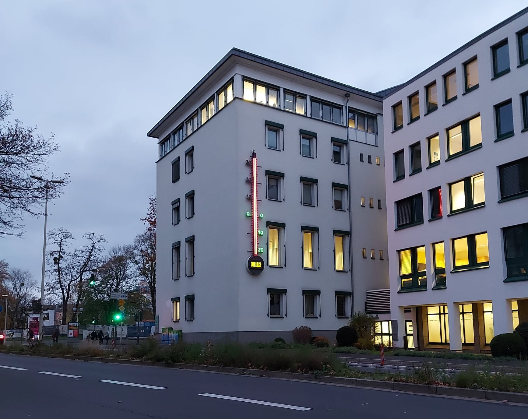 Bonner Bürogebäude mit großem beleuchtetem Thermometer an der Fassade