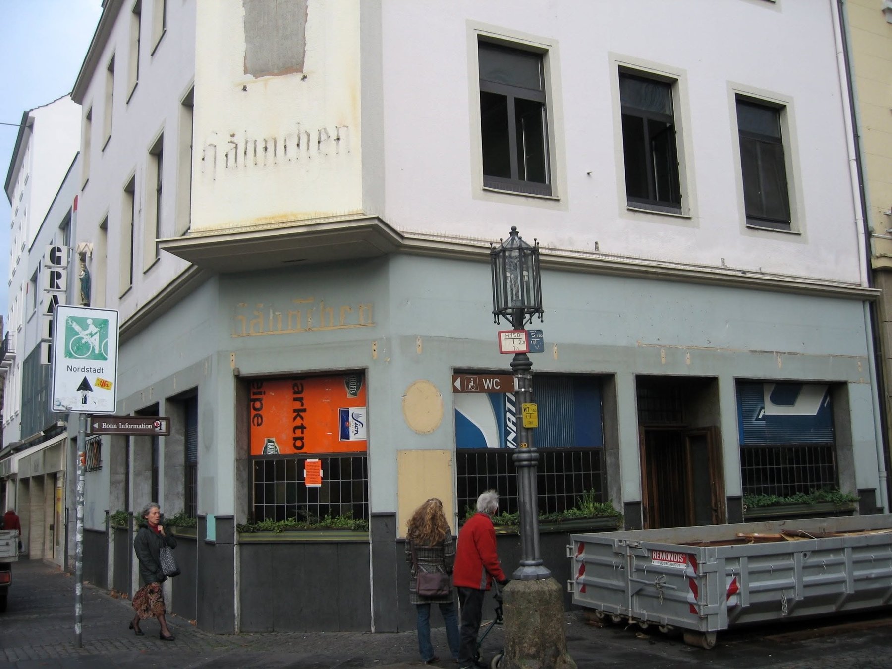 Bonner Eckgebäude mit verblasster ehemaliger Geschäftsbeschriftung
