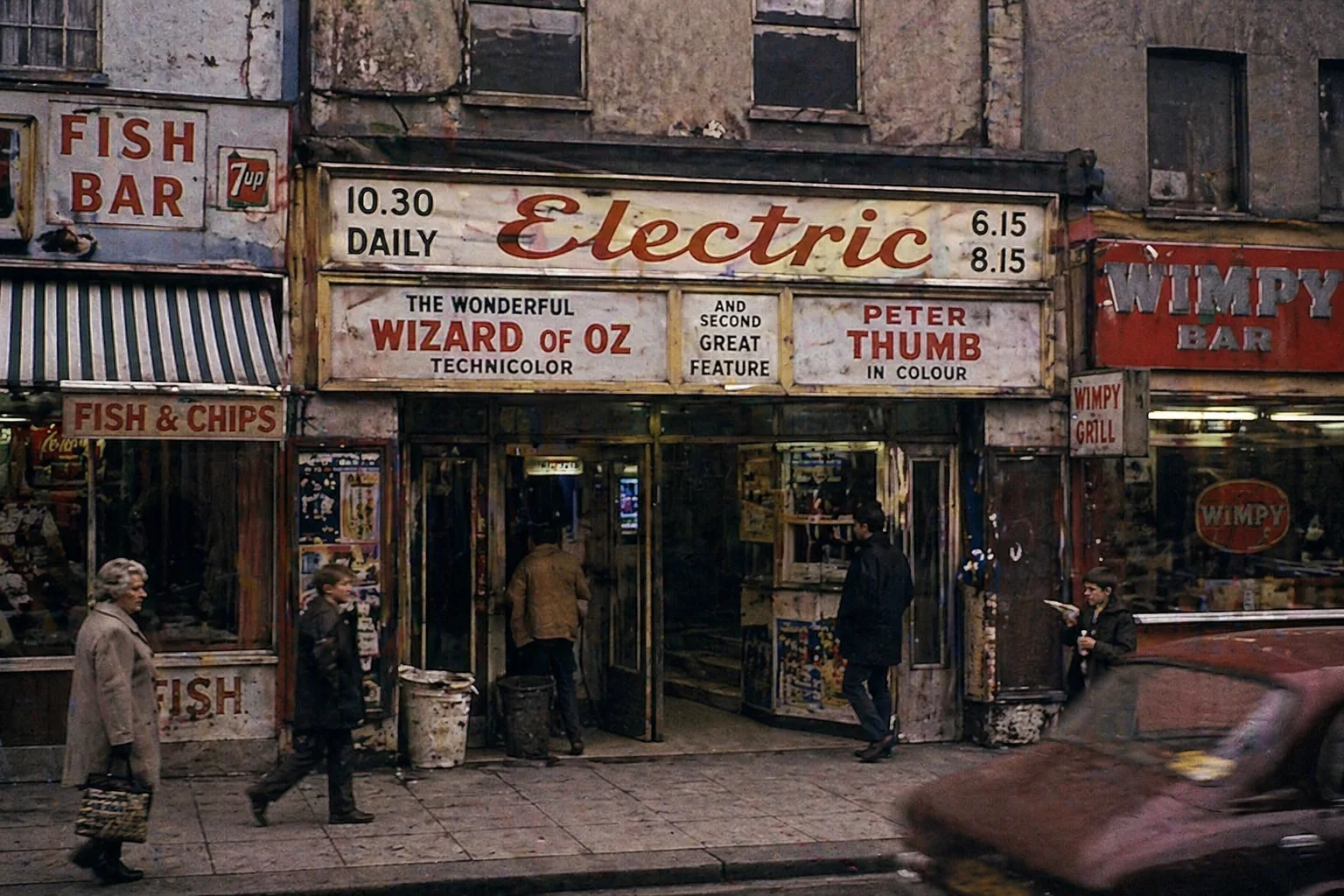 Altes Londoner Kino zwischen Fish Bar und Wimpy Bar mit Menschen auf der Straße