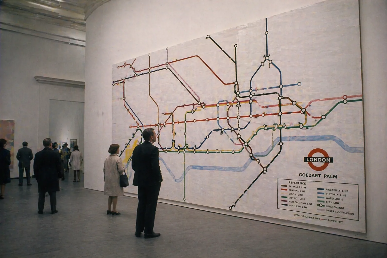 Fiktive Museumsszene mit einem großen Londoner Linienplan als Kunstwerk