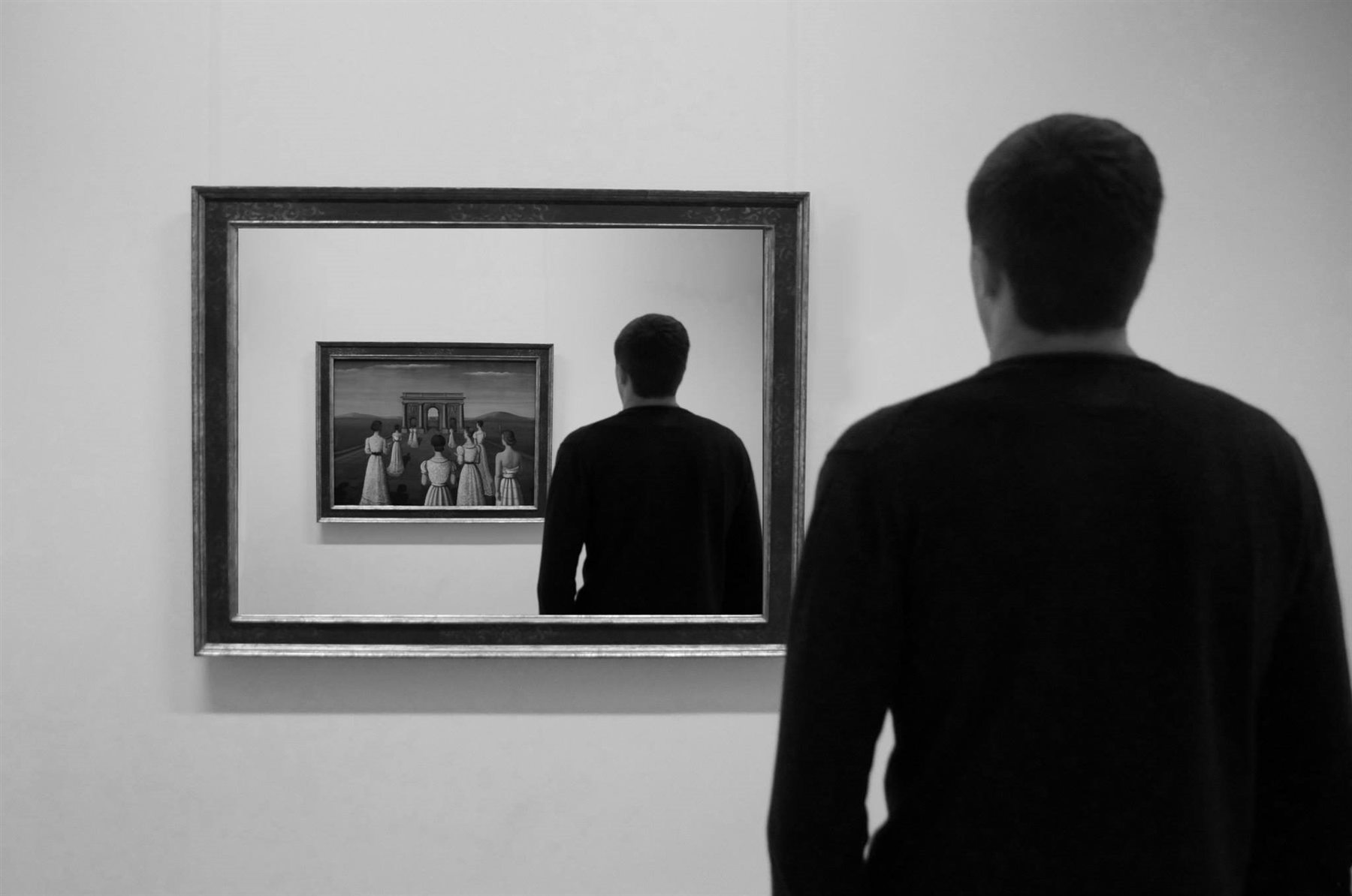 Fotografische Arbeit mit wiederholter Betrachterfigur und gerahmten Bildern