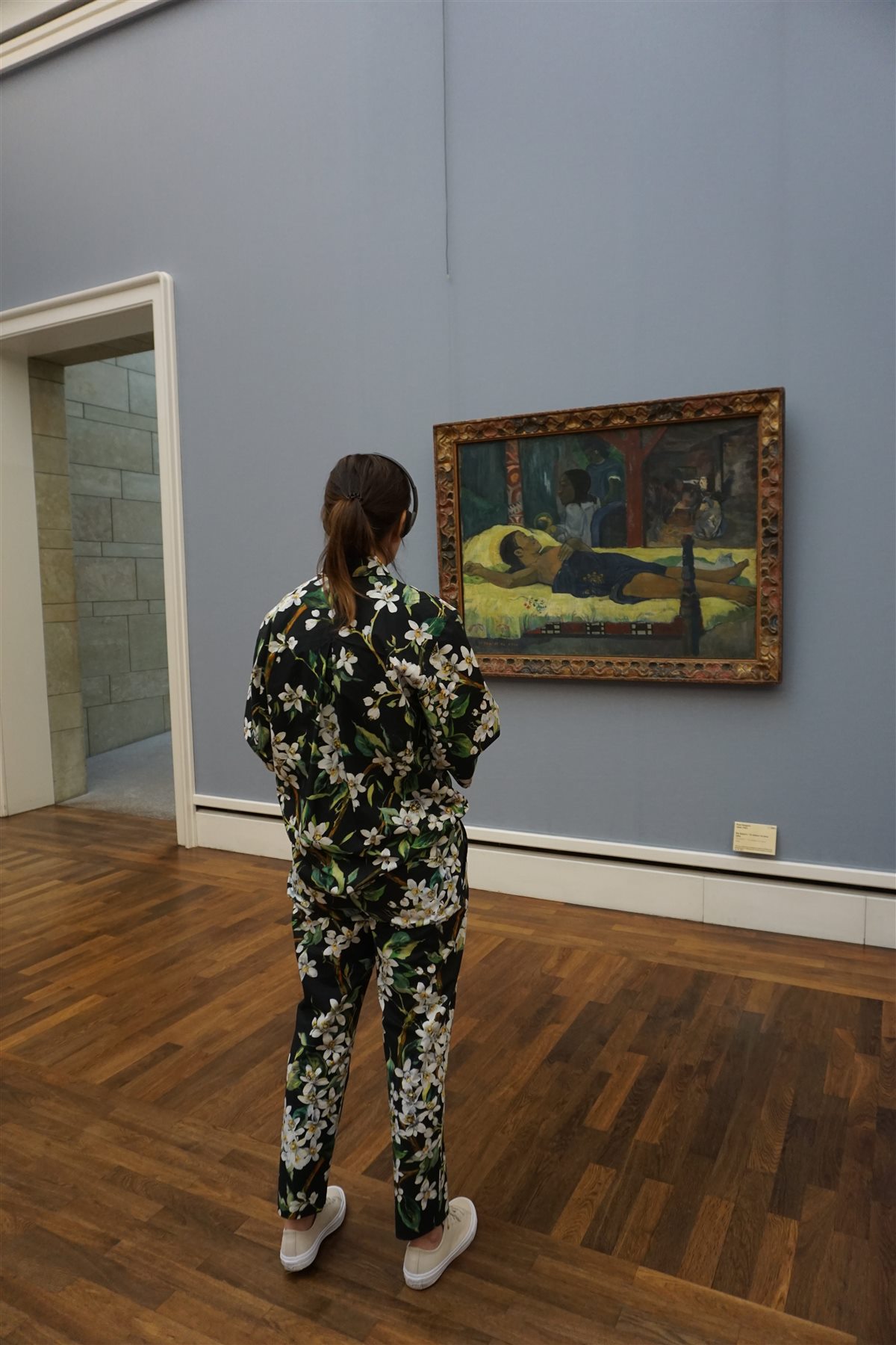 Originalfotografie von Goedart Palm: Besucherin in mimetischer Nähe zu einem Gemälde im Museumsraum
