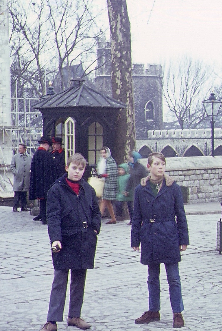 Zwei Jungen vor historischer Londoner Architektur