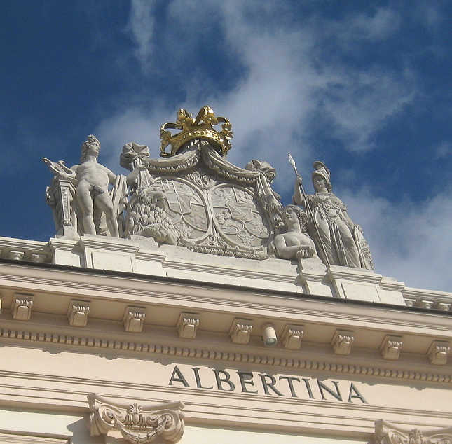 Fassade der Albertina unter blauem Himmel
