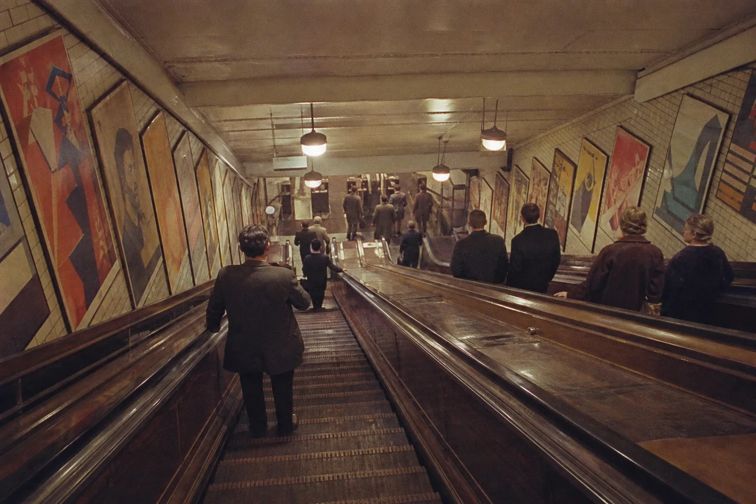 Londoner Underground-Rolltreppen mit Plakatflächen und Reisenden um 1968