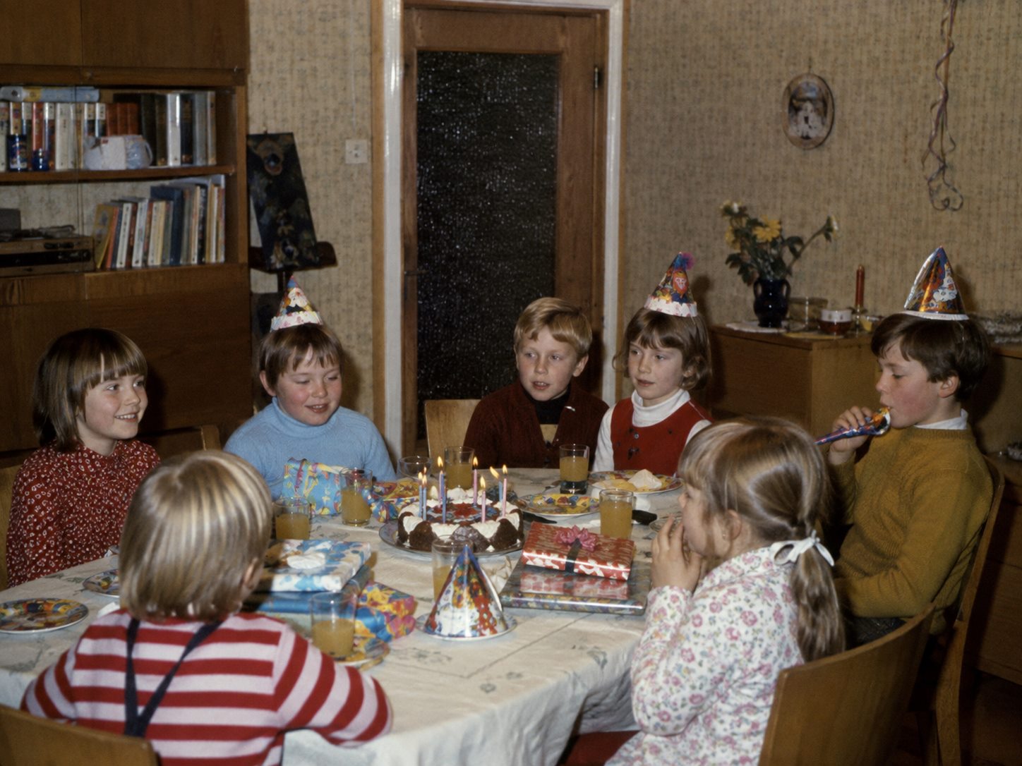 Rekonstruiertes Erinnerungsbild eines Kindergeburtstags im Wohnzimmer der späten 1960er oder frühen 1970er Jahre